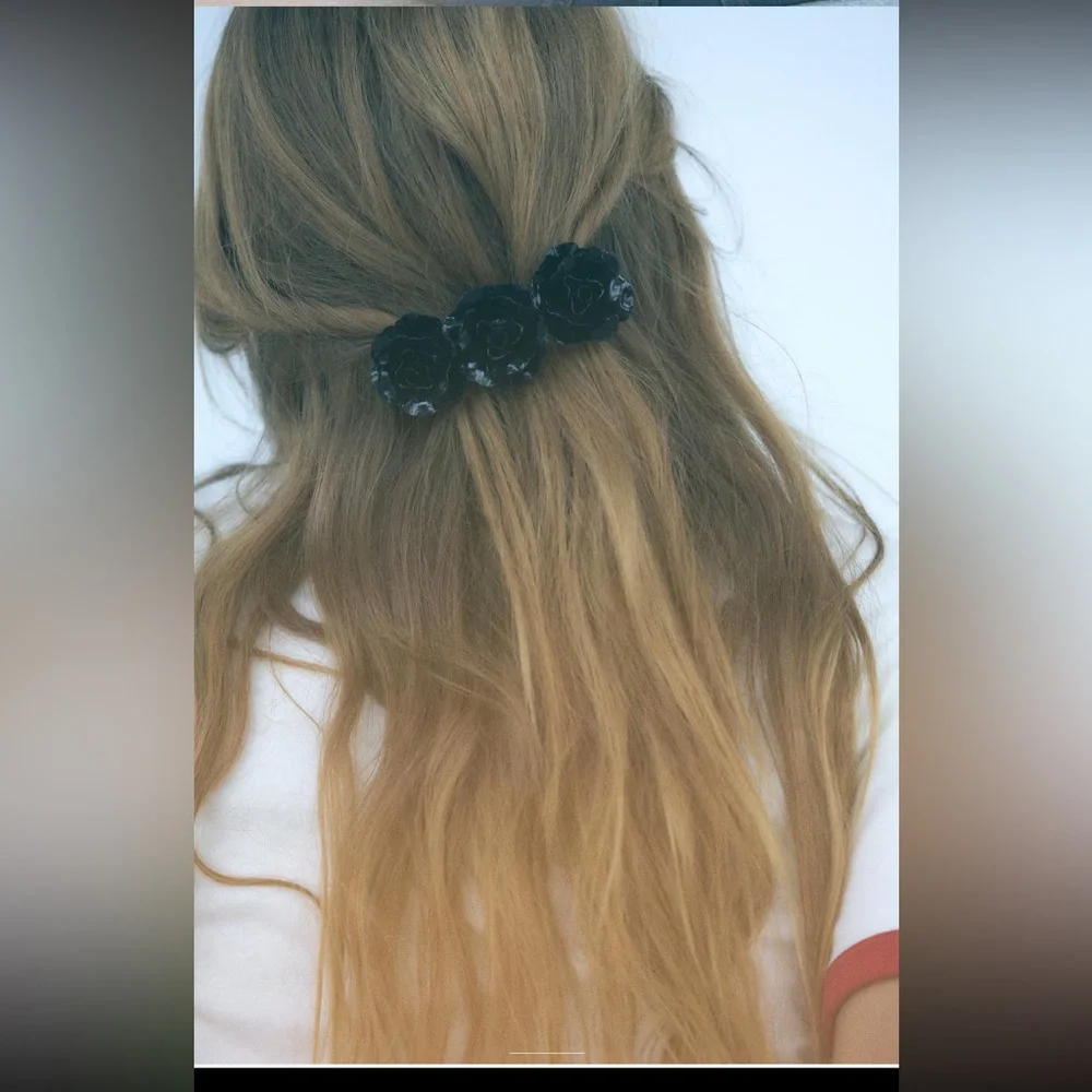 Zara metallic floral hair clip, black